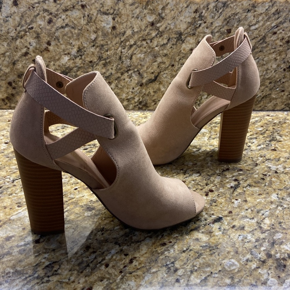 Shoe Dazzle 6.5  Taupe suede snake skin strap block heel 4.5 worn 1 in box